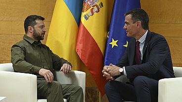 Der ukrainische Präsident Wolodymyr Selenskyj mit dem spanischen Ministerpräsidenten, Pedro Sánchez.