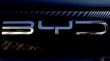 El logotipo del fabricante de automóviles chino BYD se muestra en un coche BYD Seal durante el salón del automóvil IAA en Múnich, Alemania, el viernes 8 de septiembre de 2023.