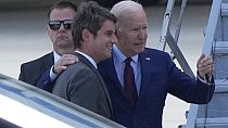 Präsident Joe Biden umarmt den französischen Premierminister Gabriel Attal bei seiner Ankunft am Flughafen Orly am Mittwoch, dem 5. Juni 2024.