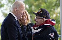 Präsident Joe Biden und First Lady Jill Biden begrüßten am 6. Juli einen Veteranen des Zweiten Weltkriegs.