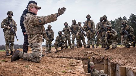 Ukrán katonák gyakorlatozása Kelet-Angliában 2024. március 14-én.