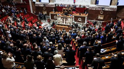 Французские законодатели аплодируют президенту Украины Владимиру Зеленскому в Национальной ассамблее в Париже, 7 июня 2024 г.