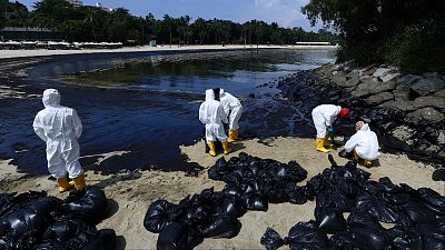 Petróleo invadiu várias praias de Singapura