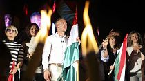 Peter Magyar canta com os seus apoiantes durante a festa da noite eleitoral do partido após as eleições para o Parlamento Europeu e as eleições autárquicas em Budapeste, Hungria, na segunda-feira, 10 de junho