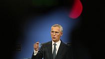 Secretário-Geral da NATO, Jens Stoltenberg, discursa numa conferência de imprensa em Bruxelas, sexta-feira, 14 de junho de 2024.