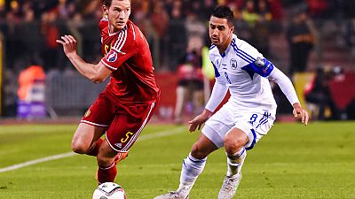 O belga Jan Vertonghen e o israelita Beram Kayal  na qualificação para o Euro 2016 no estádio Baudouin. 2015