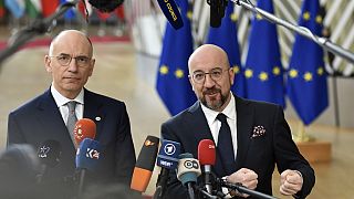 L'autore del Rapporto di alto livello sul futuro del mercato unico Enrico Letta, a sinistra, e il Presidente del Consiglio europeo Charles Michel parlano con i media al loro arrivo per un incontro di lavoro.