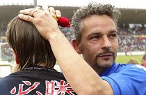 Roberto Baggio abraça o seu colega de equipa Fabio Petruzzi à saída do relvado do estádio Mario Rigamonti, em Brescia, a 9 de maio de 2004