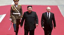 O Presidente russo Vladimir Putin e o líder Kim Jong Un na Praça Kim Il Sung em Pyongyang, Coreia do Norte, quarta-feira, 19 de junho de 2024.