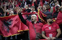 Aficionados de Albania animan antes del partido del grupo B entre Italia y Albania en la Eurocopa 2024 en Dortmund, Alemania, el sábado 15 de junio de 2024.