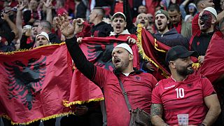 Albanien-Fans jubeln vor dem Spiel der Gruppe B zwischen Italien und Albanien bei der Euro 2024 in Dortmund, Deutschland, Samstag, 15. Juni 2024