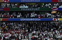 Les fans attendent le match du groupe A entre la Suisse et l'Allemagne lors de l'Euro 2024 de football à Francfort, en Allemagne, dimanche 23 juin.