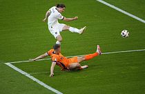 Imagen del momento en el que Marcel Sabitzer marca el gol que da el triunfo a Austria ante la selección de Países Bajos, en el último partido del Grupo D, en la Eurocopa de fú