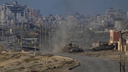 Tanques do exército israelita são vistos em Wadi Gaza, no centro da Faixa de Gaza, quarta-feira, 26 de junho de 2024.