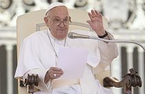 Папа Римский Франциск машет рукой во время еженедельной общей аудиенции на площади Святого Петра в Ватикане, среда, 26 июня 2024 года.