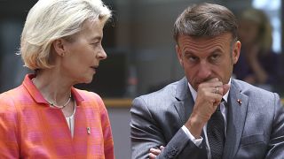 Ursula von der Leyen, de la Comisión Europea, y Emmanuel Macron, de Francia, en una cumbre en junio de 2024.