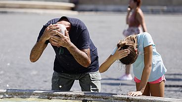 Arquivo: Turistas refrescam-se nas fontes de Roma