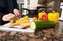 As tábuas de cortar de plástico podem transferir microplásticos para os alimentos.