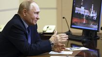 Vladimir Putin parla durante un incontro con i diplomati dell'Accademia presidenziale russa di economia nazionale e pubblica amministrazione in videoconferenza, il 28 giugno 2024.