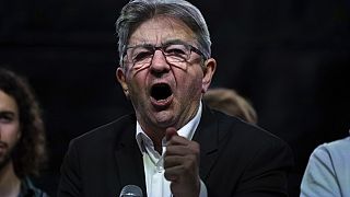 El líder de extrema izquierda Jean-Luc Melenchon habla en la plaza de la República durante una protesta contra la manifestación nacional de extrema derecha.