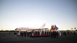 Pedro Pierluisi, segundo à esquerda, recebe o Rei Felipe VI de Espanha, à esquerda, na Base Aérea de Muñiz em Carolina, Porto Rico, 24 de janeiro de 2022.