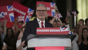 O líder do Partido Trabalhista, Keir Starmer, fala aos seus apoiantes na Tate Modern em Londres, sexta-feira, 5 de julho de 2024. 