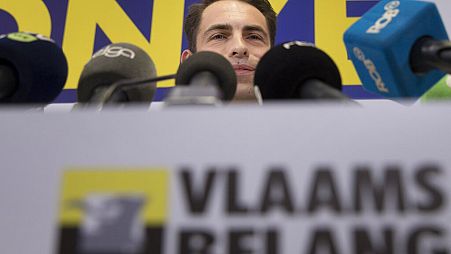 O líder da extrema-direita e presidente do Vlaams Belang, Tom Van Grieken, fala durante uma conferência de imprensa na sede do partido em Bruxelas.