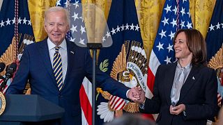 جو بایدن، رئیس‌جمهور ایالات متحده در سمت چپ، کامالا هریس معاون رئیس‌جمهور ایالات متحد در سمت راست