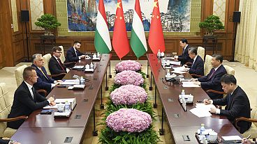 Viktor Orbán und Xi Jinping samt Delegationen bei einem Treffen in Peking