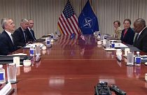 NATO-Generalsekretär Jens Stoltenberg (links) und US-Verteidigungsminister Lloyd Austin (rechts).