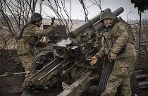 Ukrainische Soldaten der 71. Jägerbrigade feuern eine Haubitze M101 auf russische Stellungen an der Frontlinie in der Nähe von Awdijiwka, Region Donezk, 22. März 2024