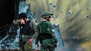 حضور سربازان اسرائیل در کیبوتص بئری ساعاتی پس از حمله حماس در هفت اکتبر