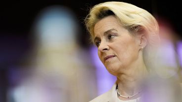 En el pasado, von der Leyen se enfrentó a las críticas de los legisladores por facilitar sólo un acceso parcial a los contratos de vacunas, cuyas versiones redactadas se publicaron en Internet.