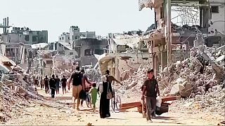آوارگان فلسطینی در میان ویرانه‌های شهر غزه 