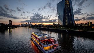 Un barco de fiesta pasa por delante del Banco Central Europeo en Fráncfort