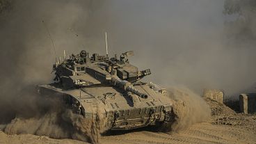 دبابة ميركافاة الإسرائيلية في رمال غزة