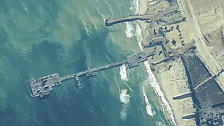 جنود من الجيش الأمريكي والبحرية الأمريكية وقوات من الدفاع الإسرائيلية يضعون رصيف ترايدنت على ساحل قطاع غزة في 16 مايو/أيار 2024.