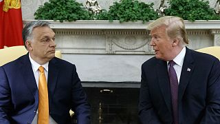 O então presidente Donald Trump reúne-se com o primeiro-ministro húngaro, Viktor Orbán, na Sala Oval da Casa Branca, a 13 de maio de 2019 (FILE)