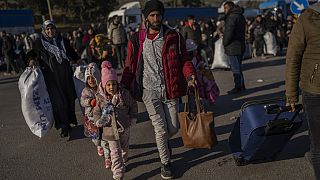 سوريون يعبرون إلى بلادهم من معبر في جنوب شرقي تركيا (18 فبراير 2023)