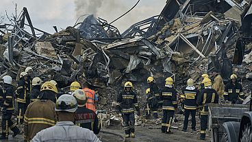 Serviços de emergência trabalham no local de um edifício destruído após um ataque russo em Odesa, Ucrânia, quinta-feira, 20 de julho de 2023 