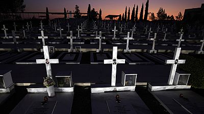Sepulturas de soldados gregos e cipriotas gregos mortos em 1974, durante a invasão turca, no cemitério militar  de Nicósia, Chipre, sexta-feira, 19 de julho 2024 de