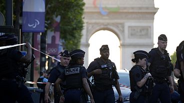 Rendőrök a párizsi Champs-Élysées sugárúton