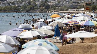 منظر عام لشاطئ مزدحم في ضاحية فاركيزا، جنوب أثينا، اليونان، يوم الأحد 14 يوليو 2024.
