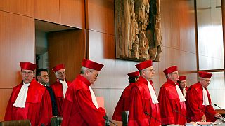 I giudici del Secondo Senato della Corte Costituzionale Federale entrano in aula all'inizio della seduta di martedì 9 agosto 2005 nell'aula del tribunale di Karlsruhe.