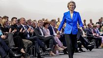 La presidenta de la Comisión Europea, Ursula von der Leyen, sube al escenario durante la ceremonia de apertura de la conferencia sobre la recuperación en Berlín, Alemania, el 11 de junio de 2024. 