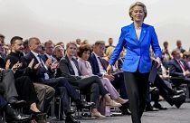 La Presidente della Commissione europea Ursula von der Leyen sale sul palco durante la cerimonia di apertura della Conferenza sulla ripresa a Berlino, Germania, l'11 giugno 2024. 