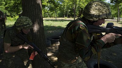 Des prisonniers ayant rejoint l'armée ukrainienne s'entraînent au polygone, dans la région de Dnipropetrovsk, en Ukraine, le samedi 22 juin 2024. 