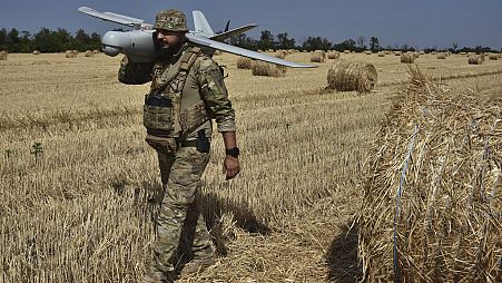 Un soldato della 15a brigata della Guardia nazionale ucraina trasporta un drone da ricognizione nella regione di Zaporizhzhia, Ucraina, lunedì 29 luglio 2024. (Foto AP/Andriy Andriyenko)