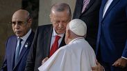 Erdoğan, 14 Haziran 2024 Cuma günü İtalya'nın Savelletri bölgesinde düzenlenen G7 Zirvesi'nde Papa ile aile fotoğrafı çektirmeye hazırlanıyor.