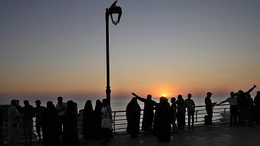 Çoğunluğu Iraklı olan Arap turistler, 29 Temmuz 2024 Pazartesi günü Lübnan'ın Beyrut kentindeki bir sahil şeridinde gün batımını izlerken görüntüleniyor (Arşiv)